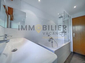 Bathroom - Joli appartement de 4 pièces entièrement rénové, dans un immeuble à l'entrée du village, à proximité (St-Luc)