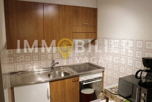 Kühlschrank, Ofen, Herdplatte, Kochgeschirr/Geschirr/Besteck