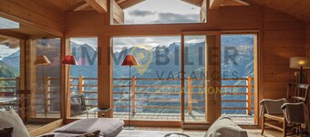 Magnifique chalet idéalement situé juste au-dessus du centre du village. Il possède une vue panorami