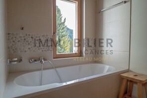 Bathroom - Magnifique chalet idéalement situé juste au-dessus du centre du village. Il possède une vue panorami (St-Luc)