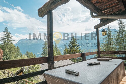 Chalet en bois de mélèze, typique et authentique avec énormément de charme. Idéal pour les familles,
