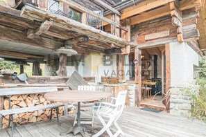 Outdoor dining - Ancien raccard authentique transformé pour 4 personnes. Chaleureux et plein de charme. Au calme, en (St-Luc)