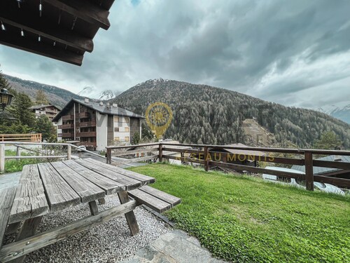 Idéalement situé, à proximité du vieux village, à 2' à pied du départ du funiculaire. Chalet sur 2 n