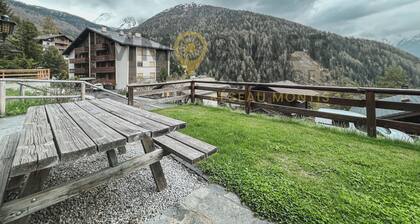 Idéalement situé, à proximité du vieux village, à 2' à pied du départ du funiculaire. Chalet sur 2 n