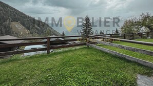 A mountainous landscape with a wooden fence and a small building. - Idéalement situé, à proximité du vieux village, à 2' à pied du départ du funiculaire. Chalet sur 2 n (St-Luc)