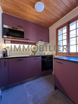 Fridge, microwave, oven, stovetop - Idéalement situé, à proximité du vieux village, à 2' à pied du départ du funiculaire. Chalet sur 2 n (St-Luc)