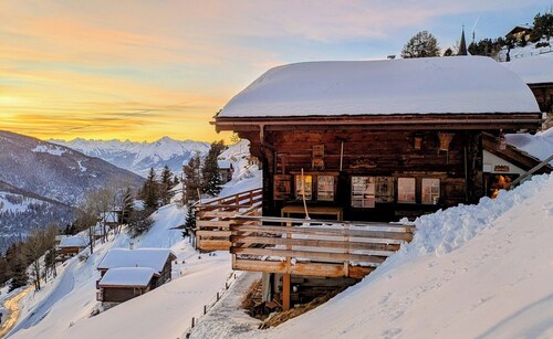 Charming authentic and warm chalet with 4 bedrooms – Ideal for 6 people.This chalet combines comfort