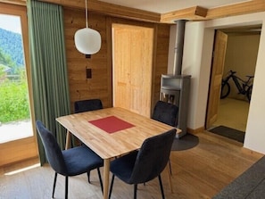 Dining - Magnificent luxury apartment measuring 48 m² for 2 people. Spacious 1.5 room apartment on the ground (Chandolin)