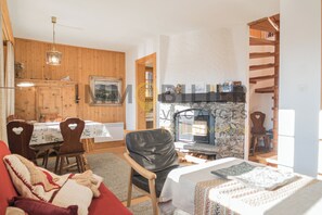 Een televisie en een open haard