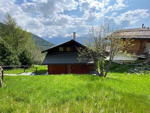 Exterior - Ce charmant chalet est parfait pour accueillir une famille de 4 personnes. Vous trouverez deux chamb (Chandolin)