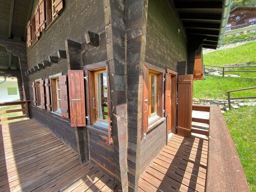 Ce charmant chalet est parfait pour accueillir une famille de 4 personnes. Vous trouverez deux chamb