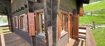 Ce charmant chalet est parfait pour accueillir une famille de 4 personnes. Vous trouverez deux chamb