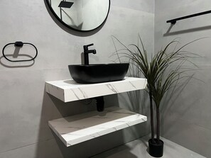 ヘアドライヤー、タオル、石鹸、トイレットペーパー