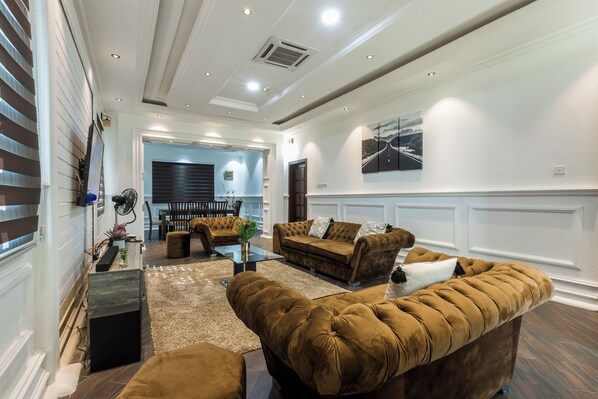 スマートテレビ、テーブルサッカー台、ビデオライブラリ、ステレオ