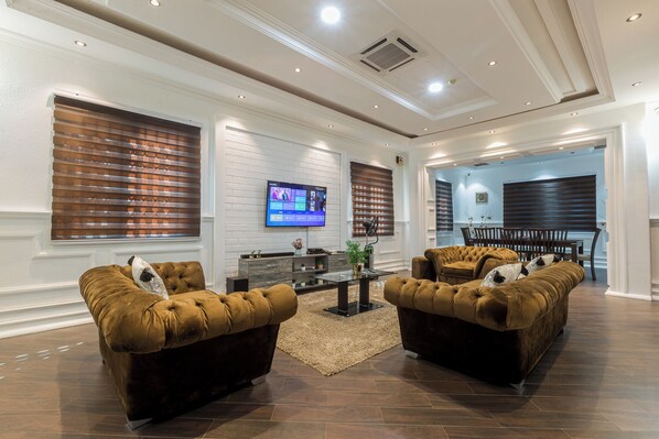 TV connectée, baby-foot, vidéothèque, chaîne hi-fi