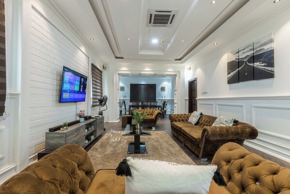 Smart TV, futbolito, videoteca y estéreo 