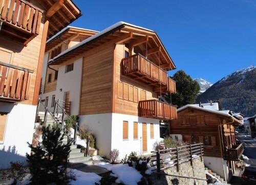 Très beau chalet récent de tout confort situé directement au vieux village, avec un accès aisé. Idéa