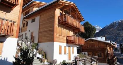Très beau chalet récent de tout confort situé directement au vieux village, avec un accès aisé. Idéa