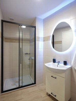 Shower, hair dryer, towels, soap - La mer De Crete suite  private pool & sea view! (Agia Pelagia)