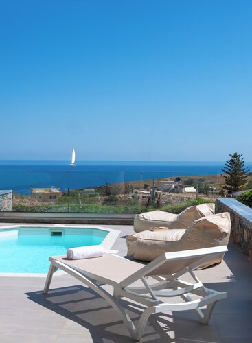 La mer De Crete suite  private pool & sea view!