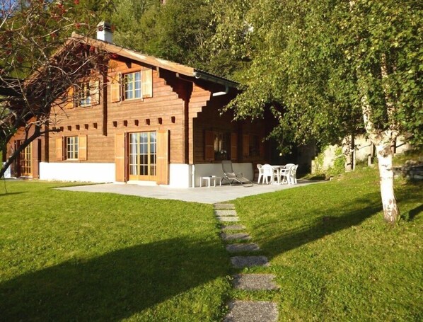 Exterior - Chalet individuel de 2 étages pour 9 personnes d'une surface estimée à 100m2. Le chalet se situe sur (St-Luc)
