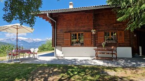 Outdoor dining - Chalet individuel de 2 étages pour 9 personnes d'une surface estimée à 100m2. Le chalet se situe sur (St-Luc)