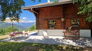 Outdoor dining - Chalet individuel de 2 étages pour 9 personnes d'une surface estimée à 100m2. Le chalet se situe sur (St-Luc)
