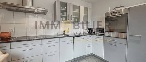 Fridge, oven, stovetop, dishwasher