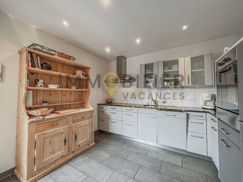 Très beau chalet individuel de 4 pièces pour 6 personnes. Idéalement situé à proximité du funiculair