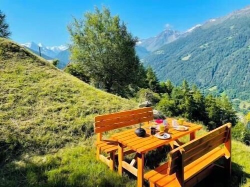 Charming detached two-storey chalet for 7 (to 8) people. Splendid view of the Imperial Crown with th