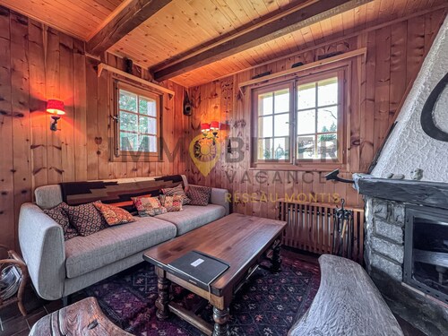 Situé à proximité immédiate des pistes et du funiculaire, chalet authentique et chaleureux avec 3 ch