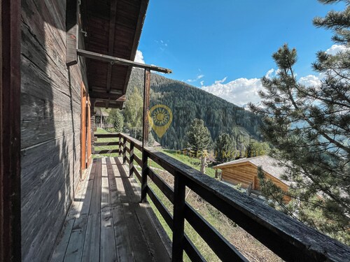 Situé à proximité immédiate des pistes et du funiculaire, chalet authentique et chaleureux avec 3 ch