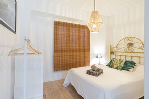 3 bedrooms, desk, iron/ironing board, travel crib