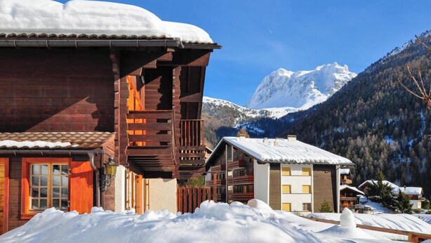 A wooden chalet with a balcony, surrounded by snow-covered mountains and clear skies. - Ideally located near the old village and a 2-minute walk from the funicular railway. Two-storey chal (St-Luc)