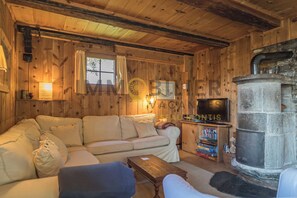 Fernseher, Kamin, DVD-Player