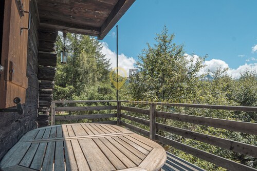 Très beau chalet typique et confortable sur 2 niveaux avec jardin, terrasse meublé. Vue absolument s