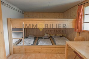 5 bedrooms, Internet - Idéal pour grande famille !Chalet typique et simple situé sur la route de Chandolin. Entrée avec ves (St-Luc)