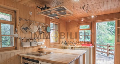Idéal pour grande famille ! Chalet typique et simple situé sur la route de Chandolin. Entrée avec ve