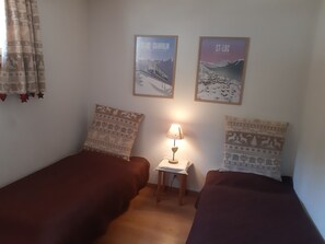 3 bedrooms, Internet - Situé au pied des pistes, à 2 minutes à pied du vieux village et directement en face du funiculaire. (St-Luc)