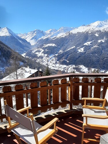 Situé au pied des pistes, à 2 minutes à pied du vieux village et directement en face du funiculaire.