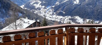 Situé au pied des pistes, à 2 minutes à pied du vieux village et directement en face du funiculaire.