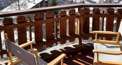 Situé au pied des pistes, à 2 minutes à pied du vieux village et directement en face du funiculaire.