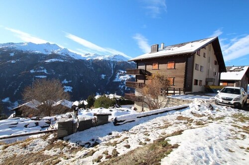 Charmant appartement situé au 1er étage d'une petite résidence. Idéal pour 4 personnes. Vue magnifiq