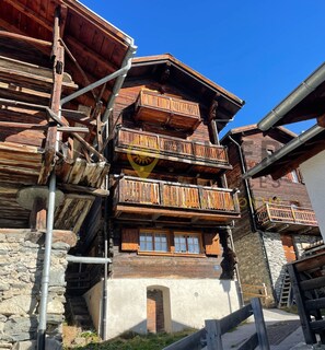 Exterior - Charmant appartement rustique de 2 pièces situé tout en haut d’une ancienne maison de 1870, pouvant (St-Luc)