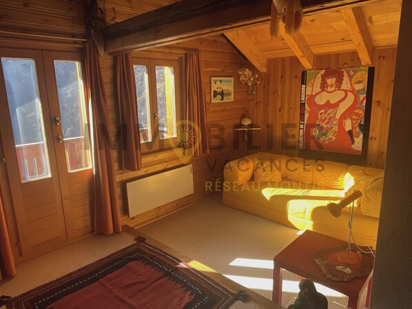 Living area - Charmant appartement rustique de 2 pièces situé tout en haut d’une ancienne maison de 1870, pouvant (St-Luc)