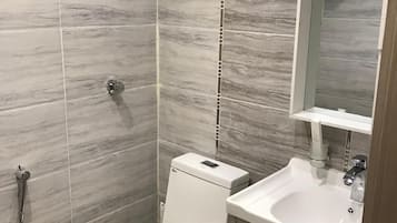Ducha, artículos de tocador gratuitos, toallas, jabón
