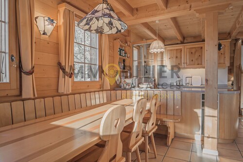 Très beau chalet situé au calme, à 300 mètres du centre et du bus navette, en lisière de forêt au dé