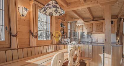 Très beau chalet situé au calme, à 300 mètres du centre et du bus navette, en lisière de forêt au dé