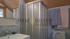 Une salle de bain avec une douche, un lavabo et des toilettes.