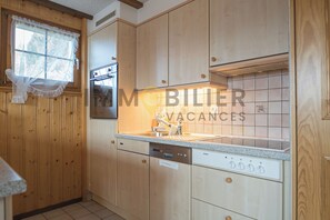 Kylskåp, ugn, spishäll och diskmaskin